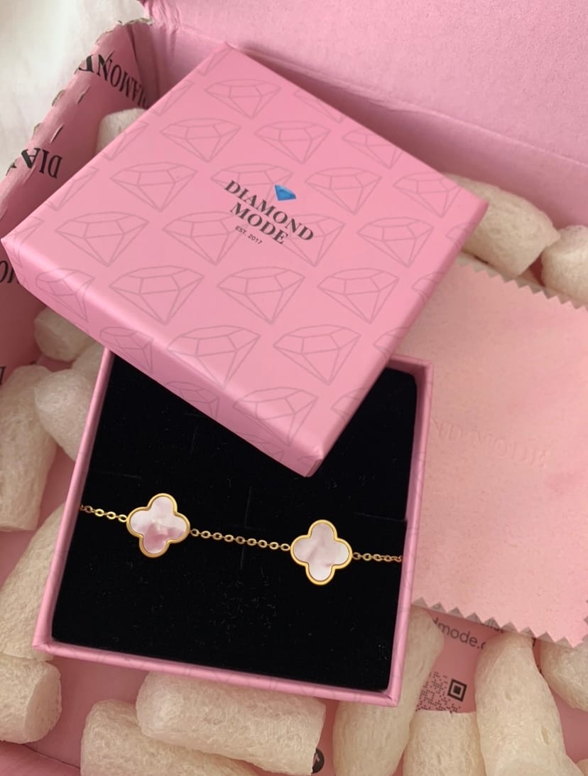 Customer photo review of Rosa Perlmutt Clover Armband | 18K vergoldet
