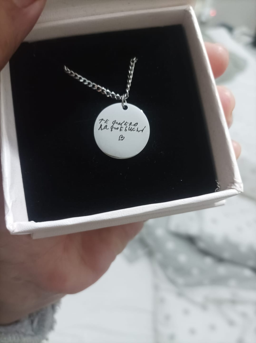 Customer photo review of Collar con grabado personalizado
