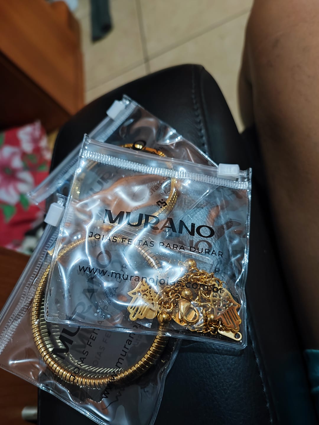 Customer photo review of Bracelete Capri Banhado em Ouro 18k