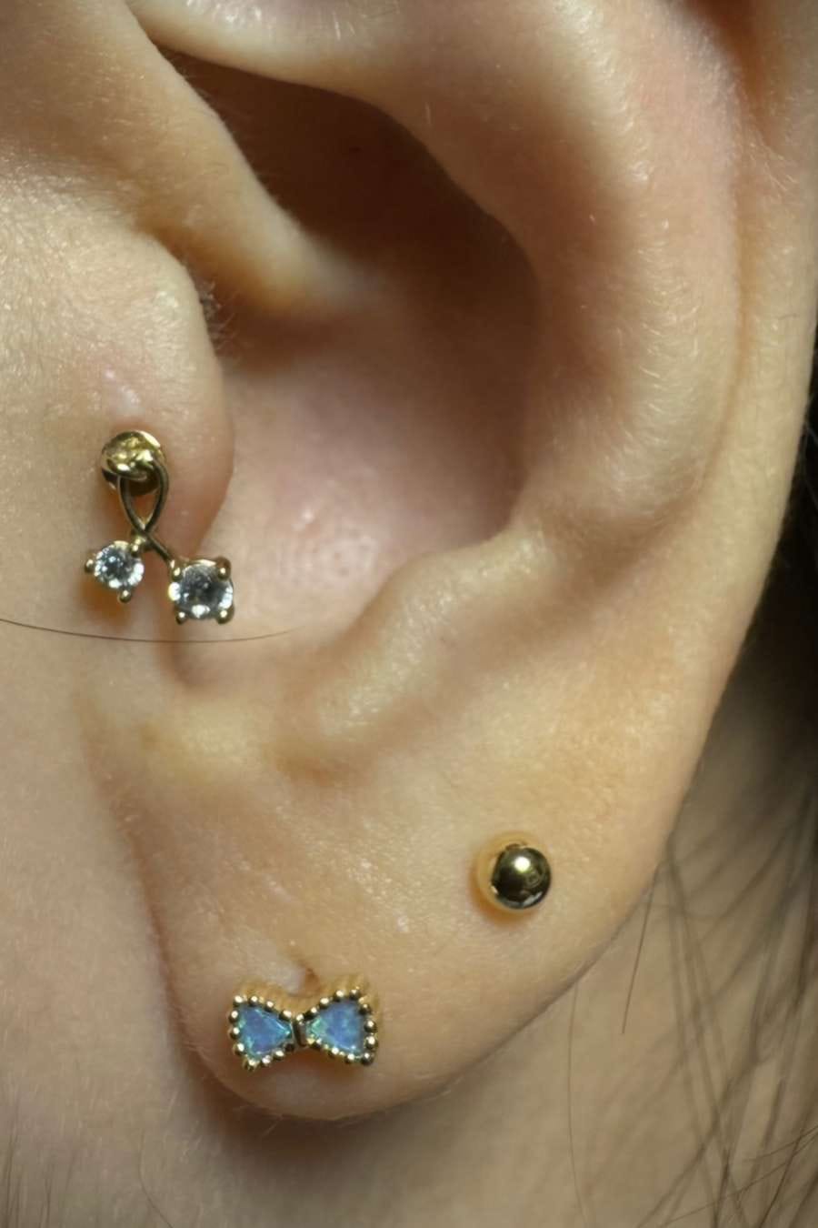 Customer photo review of 14K Gold Pastel Ribbon Cartilage Earring 20G