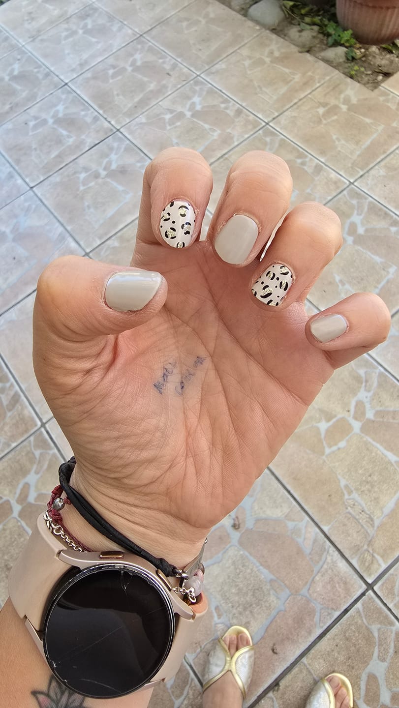 Customer photo review of Animal Print Beige  | Stickers de Gel