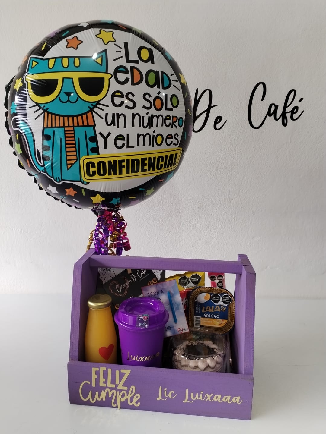 Customer photo review of GLOBO METALICO 18" CUMPLEAÑOS LA EDAD ES SOLO UN NUMERO Y EL MIO ES CONFIDENCIAL