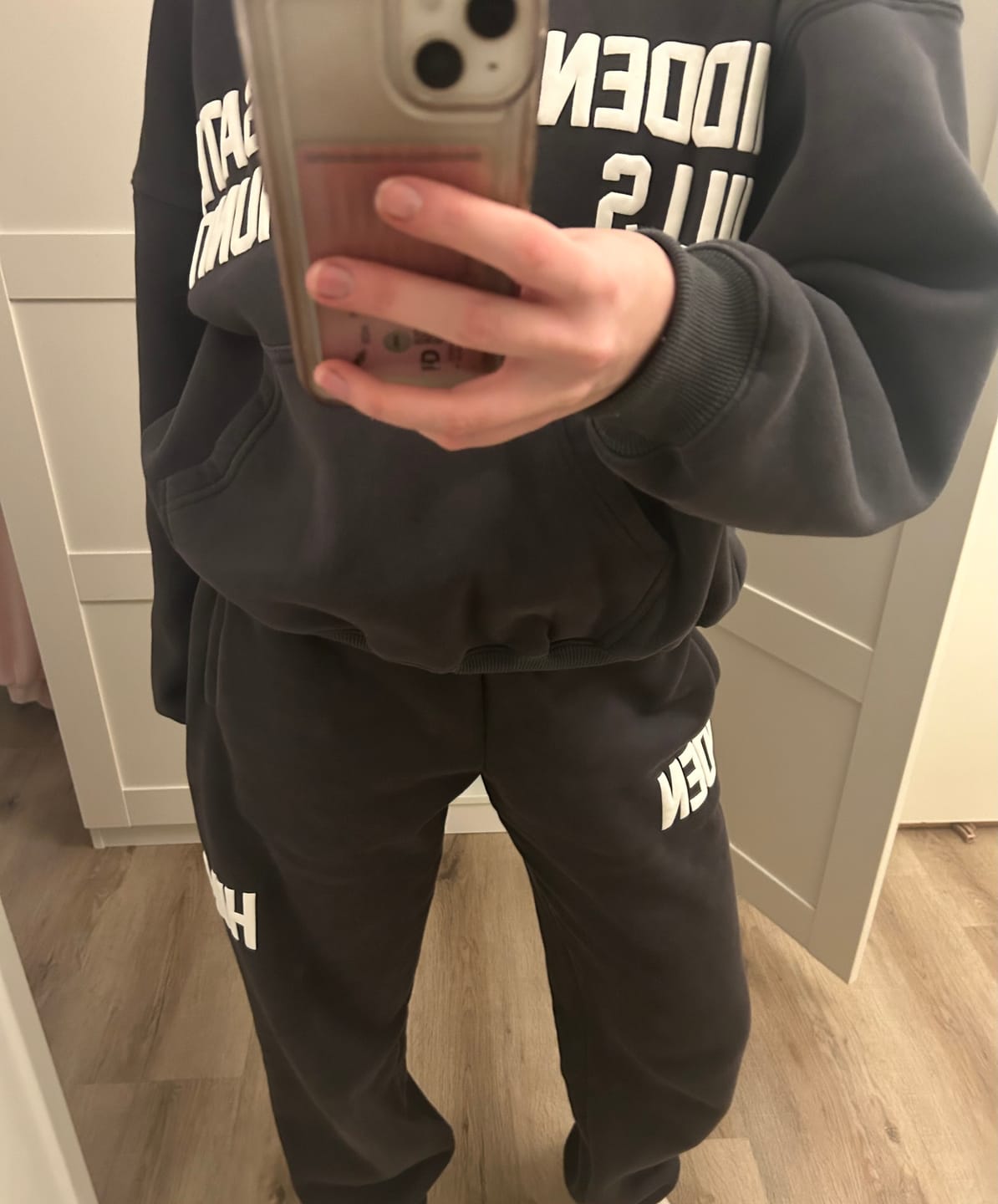 Kundenbewertung mit Foto von GATED COMMUNITY SWEATPANTS DARK GREY