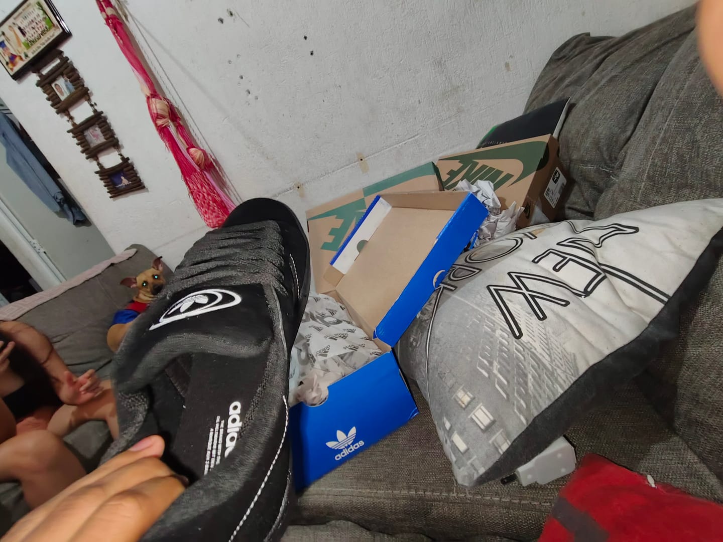 Customer photo review of Tenis Campus Negro Total