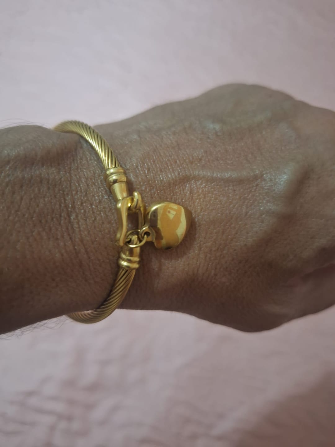 Customer photo review of Bracelete Love Banhado em Ouro 18k