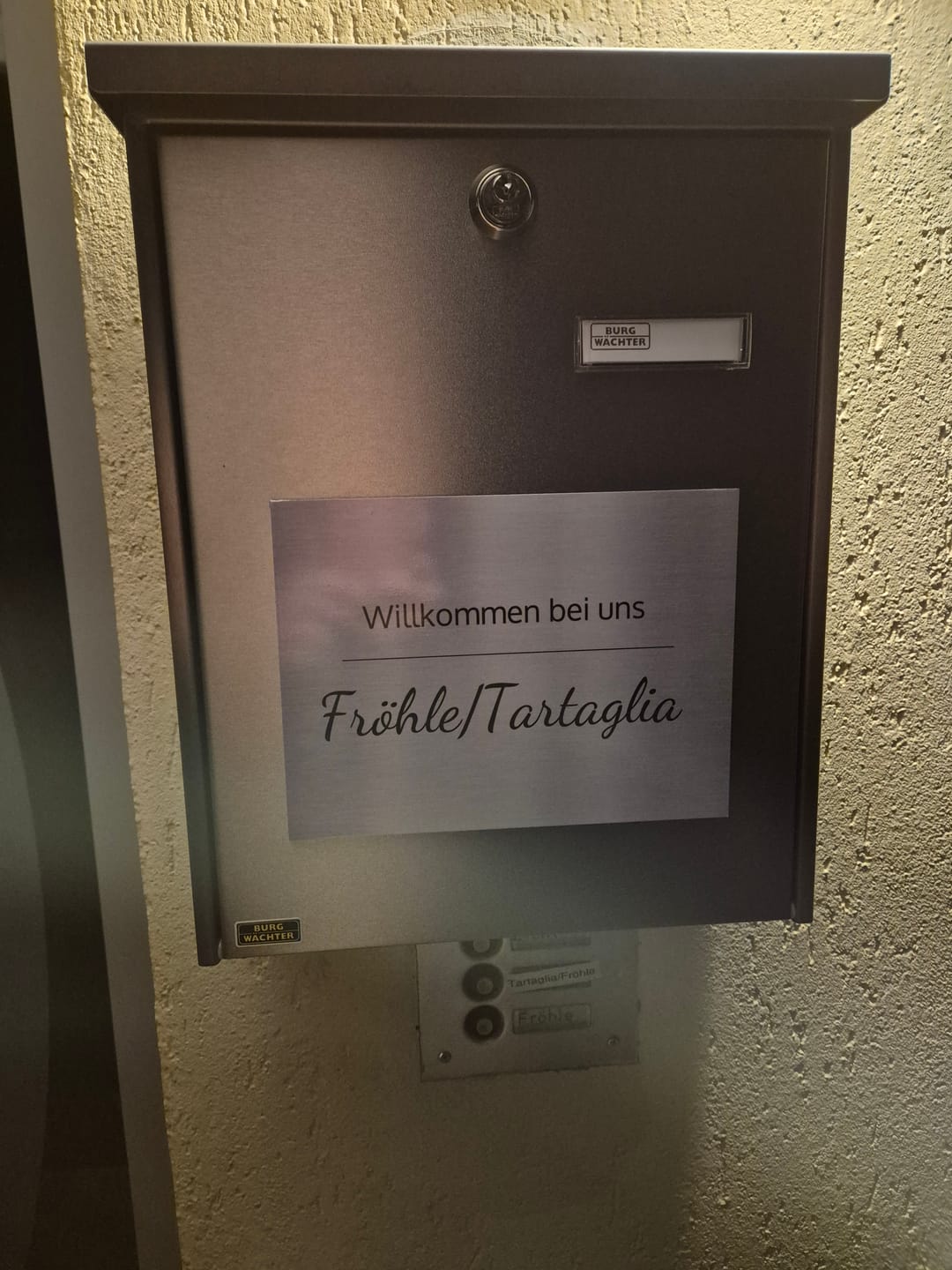 Customer photo review of Familien Türschild (UV- und wetterfest) inkl. Klebebefestigung