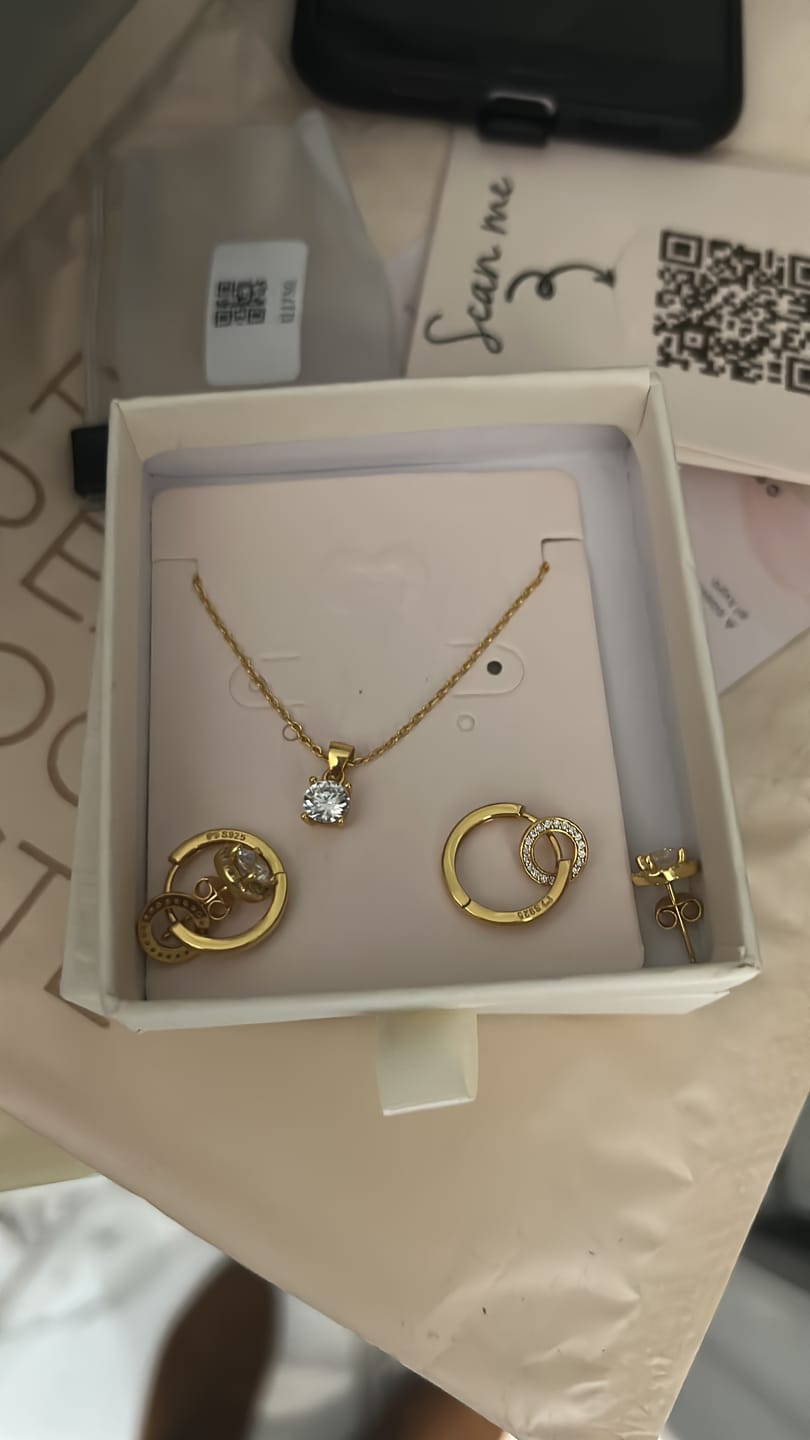 Customer photo review of Pendientes Aros Enlazados