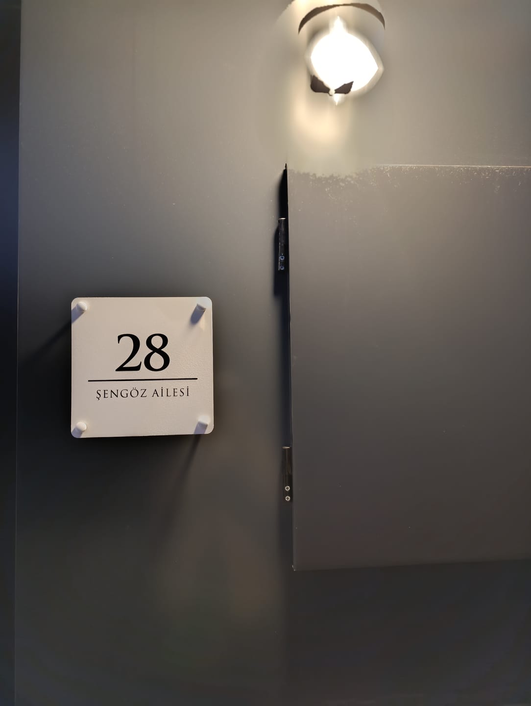 Customer photo review of Kapı Numarası ve Aile İsmi Yazılı Metal Tabela