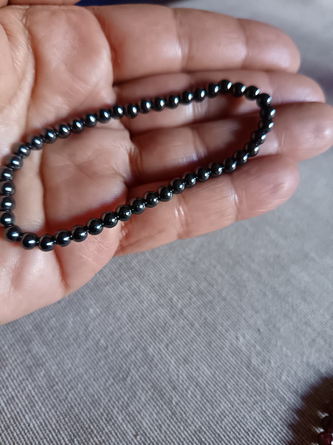 Customer photo review of Pulsera Hematite | 4mm | Fuerza de voluntad