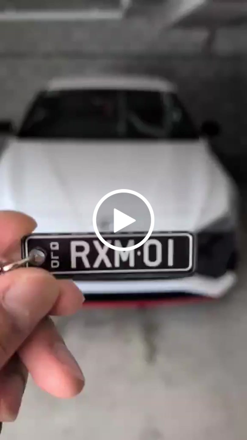 Customer video review of QLD Classic Licence Plate Custom Keychain