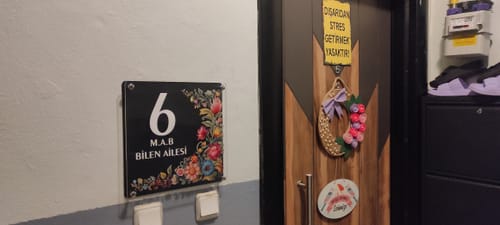 Canlı Çiçek Motifli Kişiye Özel Kapı Numarası ve Aile İsmi Tabelası için fotoğraflı müşteri yorumu