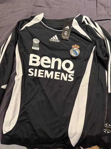 Customer photo review of David Beckham Real Madrid 2006/07 Away Jersey - Retro Long Sleeve Edition