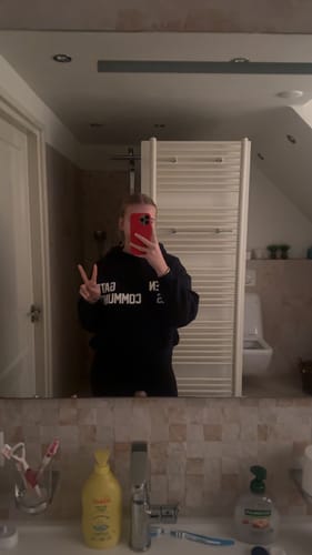 Customer photo review of GATED COMMUNITY HOODIE NAVY