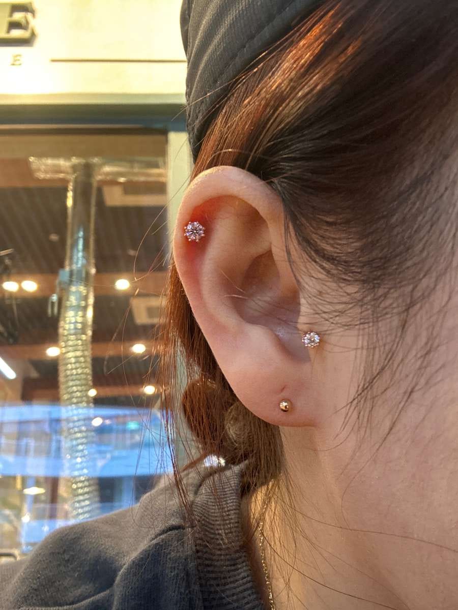 Customer photo review of 14K Gold Moissanite Dia Queen Internally Threaded Labret Piercing 20G18G16G