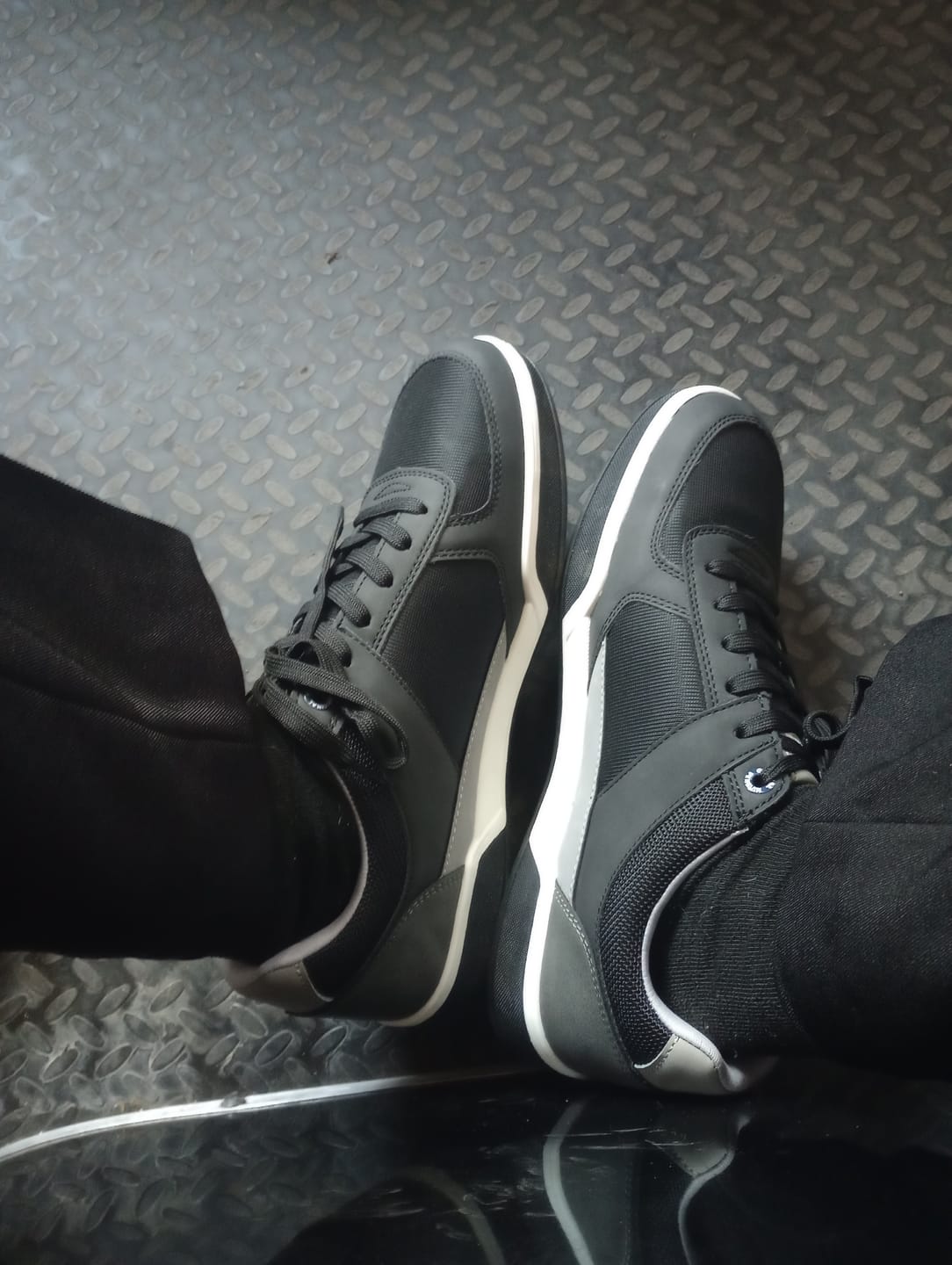 Customer photo review of Tenis Style Hank Negro Con Blanco