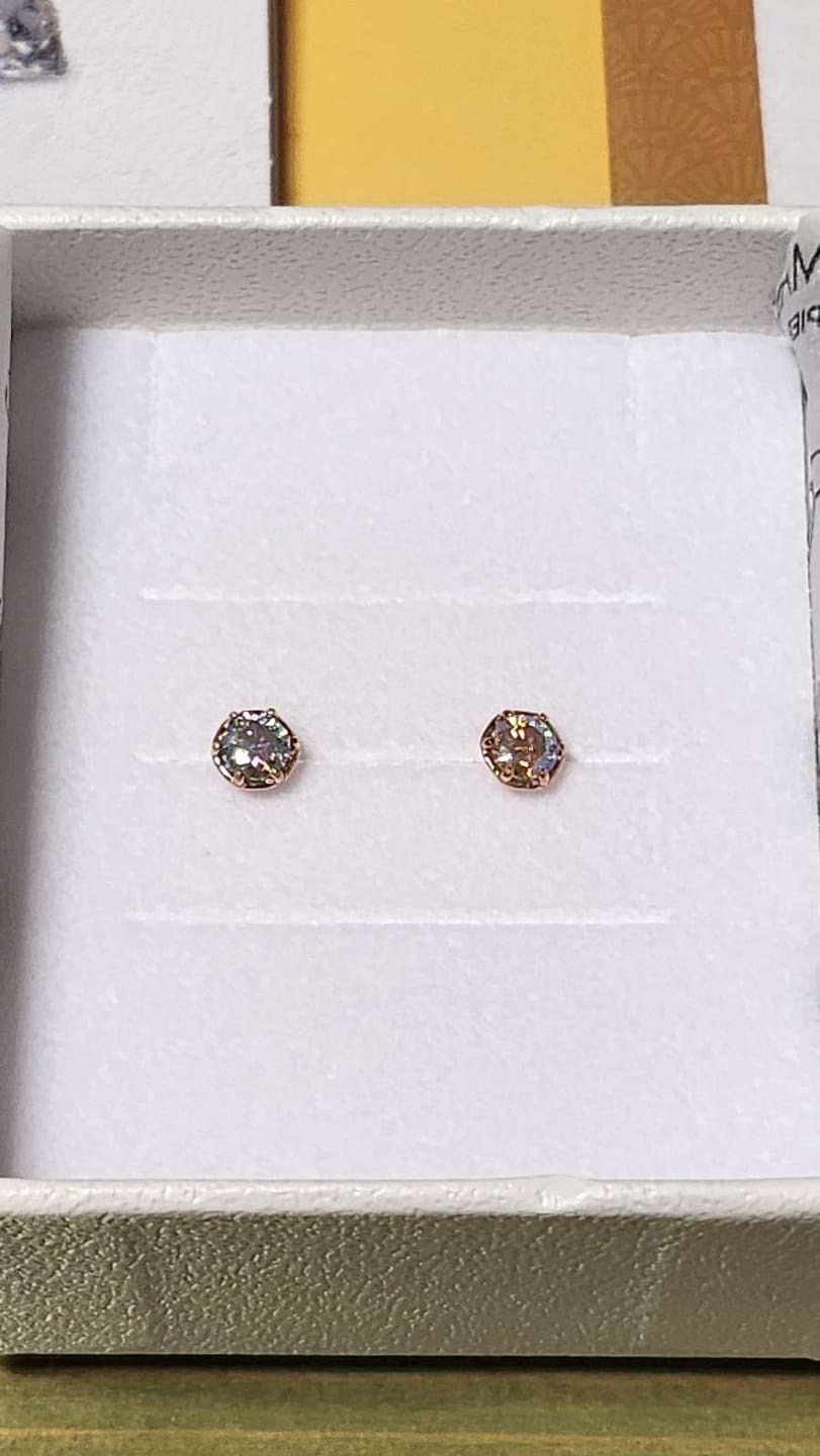 Customer photo review of 14K Gold Moissanite Aurora Internally Threaded Labret Piercing 18G16G