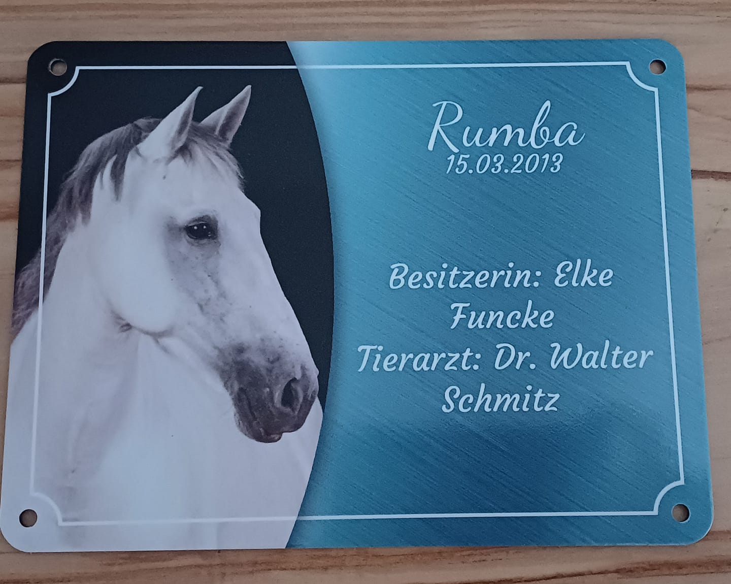 Customer photo review of Pferde Boxenschild mit Foto & Wunschtext (UV- und wetterfest)