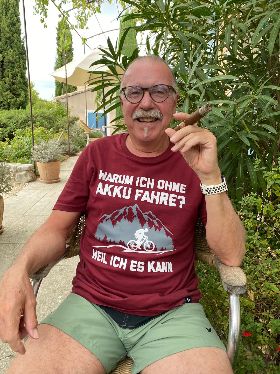 Customer photo review of Ich fahre ohne Akku (Revival) - Unisex Premium Organic Shirt