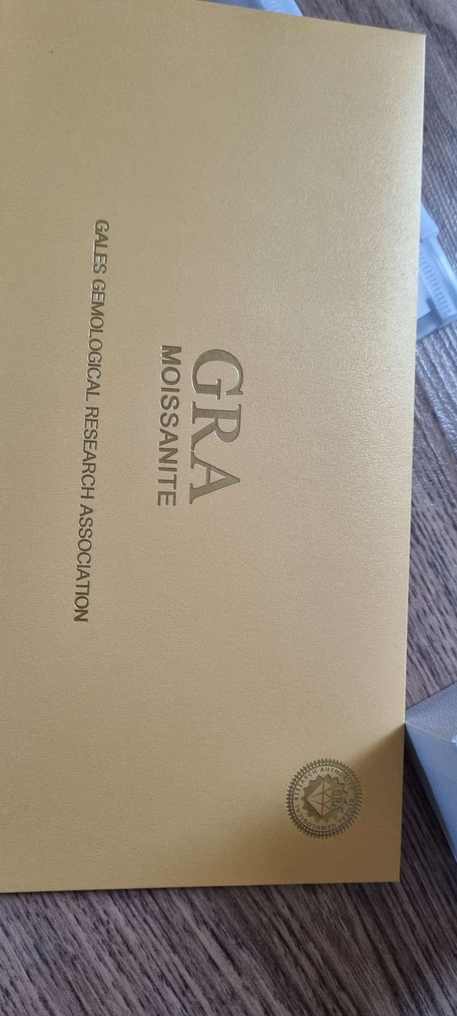 Customer photo review of 14K Gold Moissanite Dia Queen Internally Threaded Labret Piercing 20G18G16G