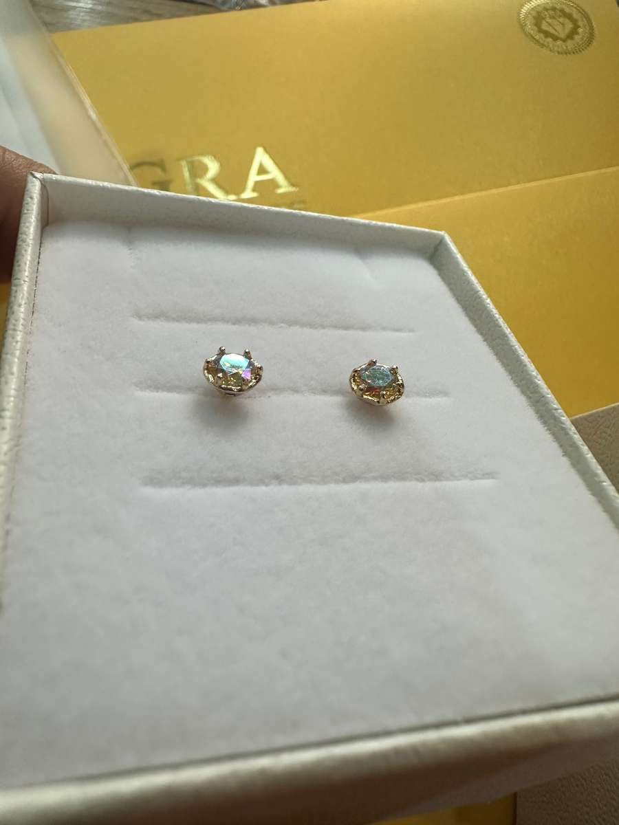 Customer photo review of 14K Gold Moissanite Aurora Internally Threaded Labret Piercing 18G16G