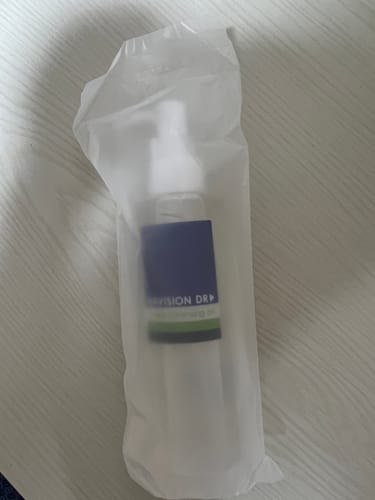 レビューアーによる、ビニール包装に入った状態のナビジョンDR メーククレンジングオイル。