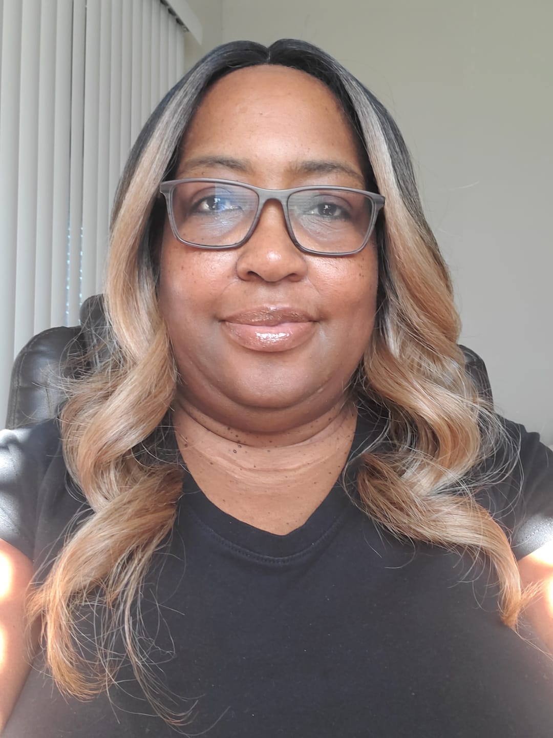 Customer photo review of Shake N Go Freetress Equal Synthetic 5" Lace Part Wig - VALENTINO