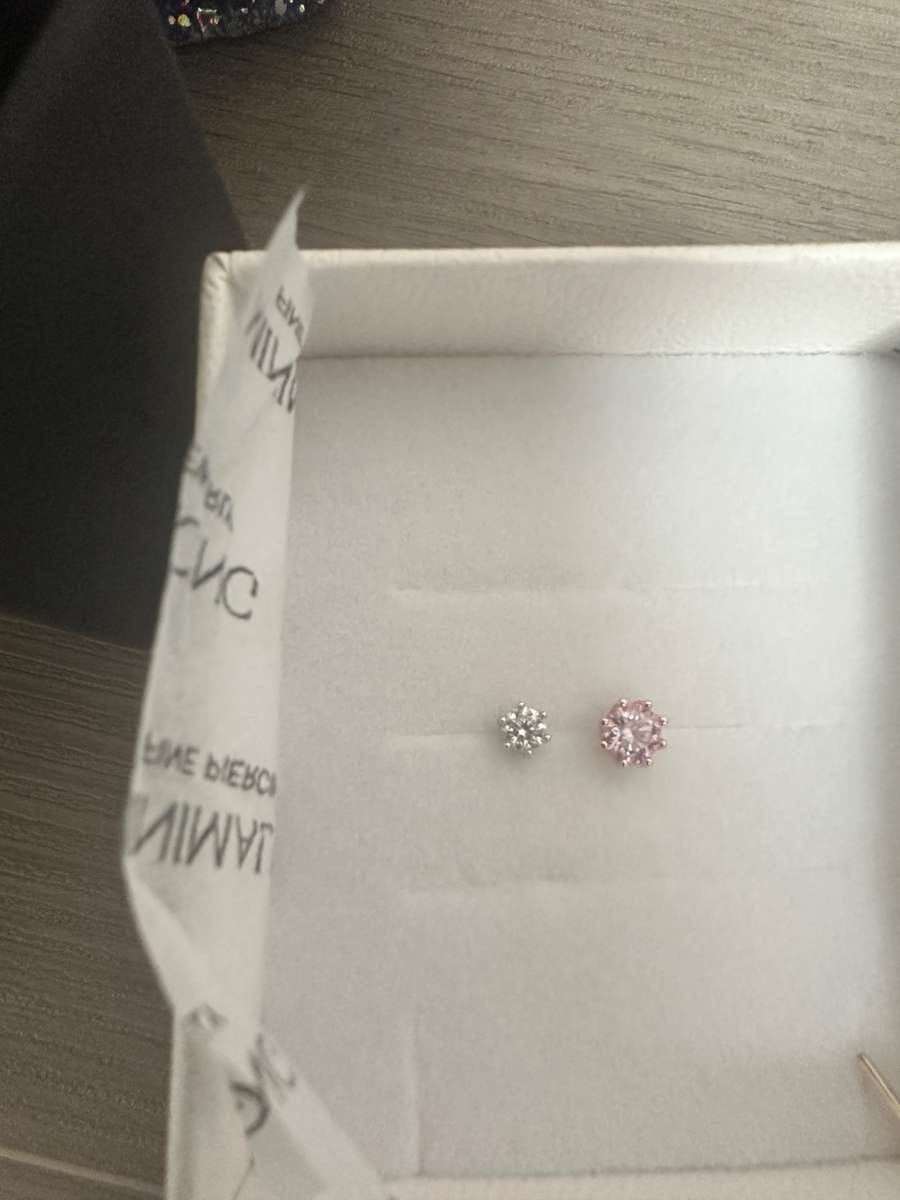 Customer photo review of 14K Gold Moissanite Dia Queen Internally Threaded Labret Piercing 20G18G16G