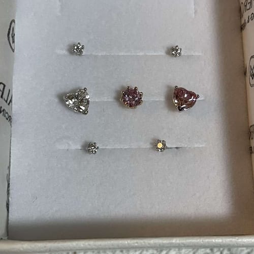 Customer photo review of 14K Gold Moissanite Dia Queen Internally Threaded Labret Piercing 20G18G16G