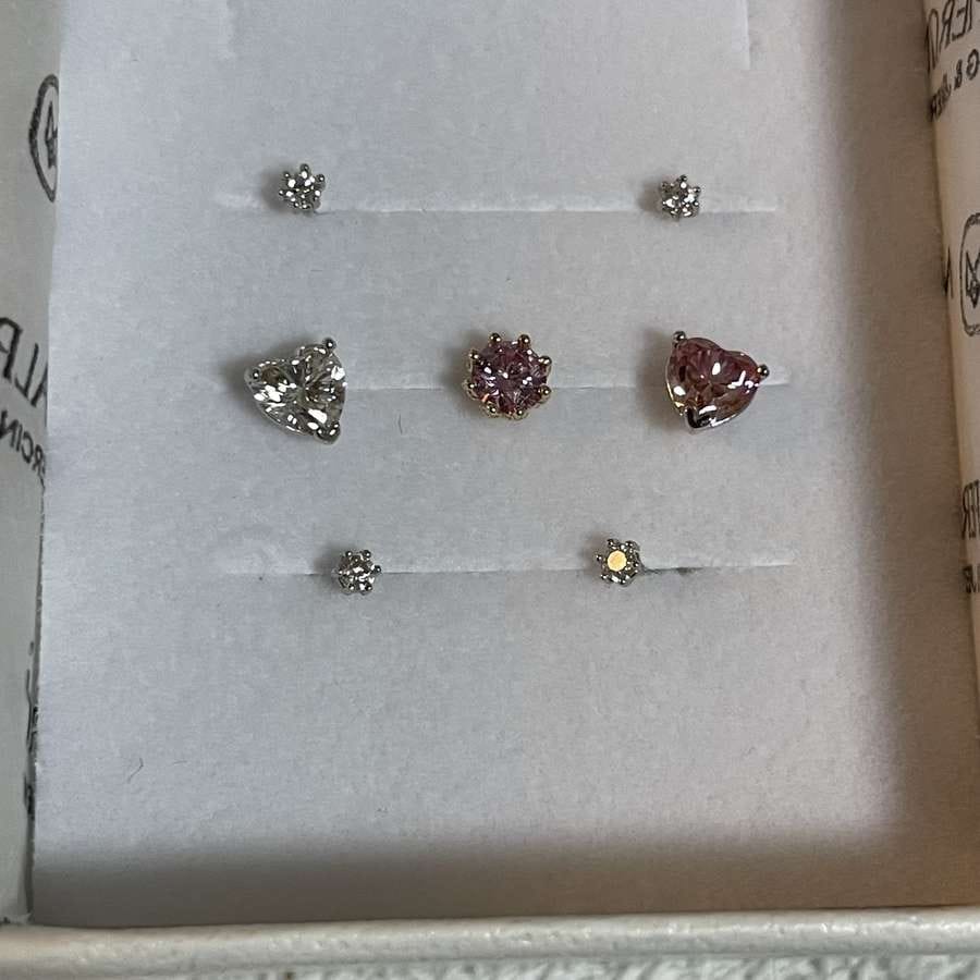 Customer photo review of 14K Gold Moissanite Dia Queen Internally Threaded Labret Piercing 20G18G16G