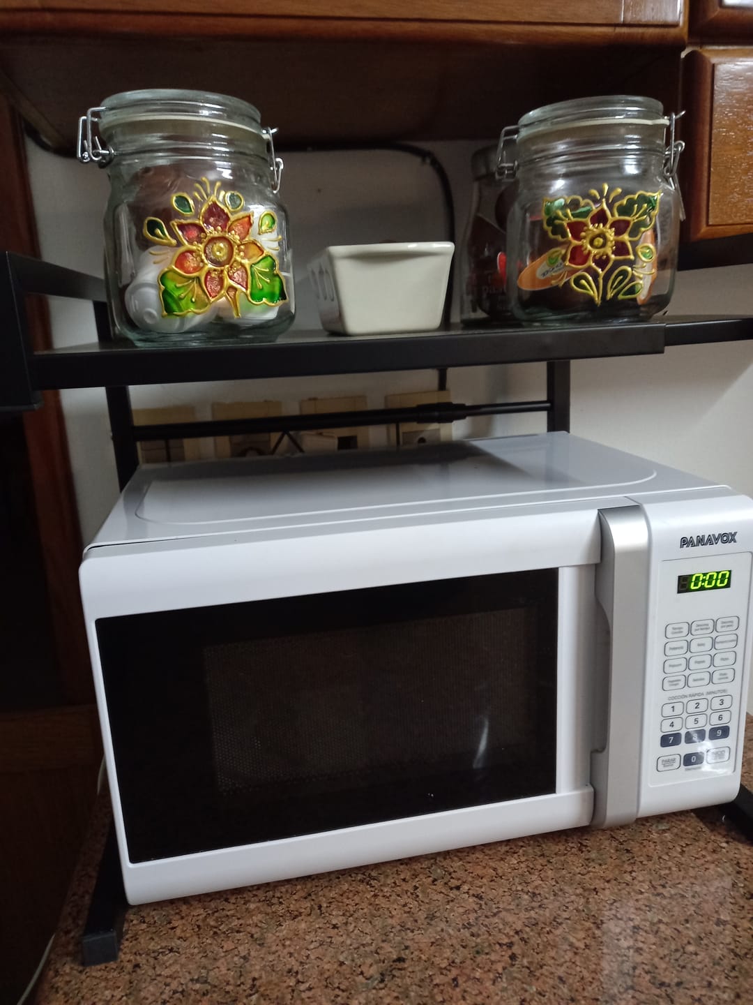 Customer photo review of Estante organizador de metal para microondas
