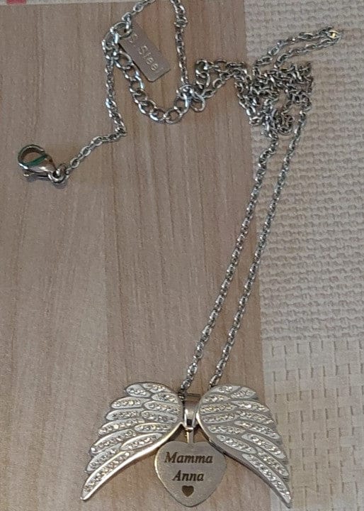 Customer photo review of AETERNUM™ My Angle Necklace