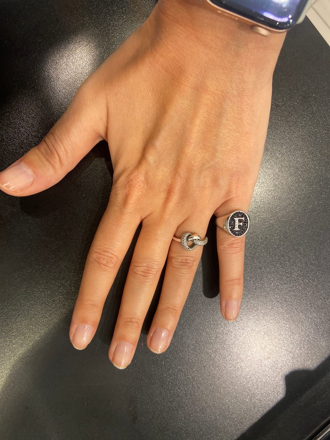 Customer photo review of Anello regolabile lettera e pietre nere