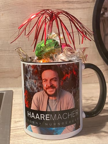 Kundenbewertung mit Foto zu Personalized mug with photo and text - food safe - photo mug, advertising mug or company mug with logo - gifts for women & men - Color: Schwarz & Weiß, Personalization: Schrift:  schwarz 
Art:         5
Text:  Lieblings- Haaremacher