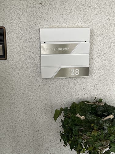 Customer photo review of AlbersDesign Briefkasten B1 weiß (RAL9003) personalisiert mit Edelstahl-Schildern