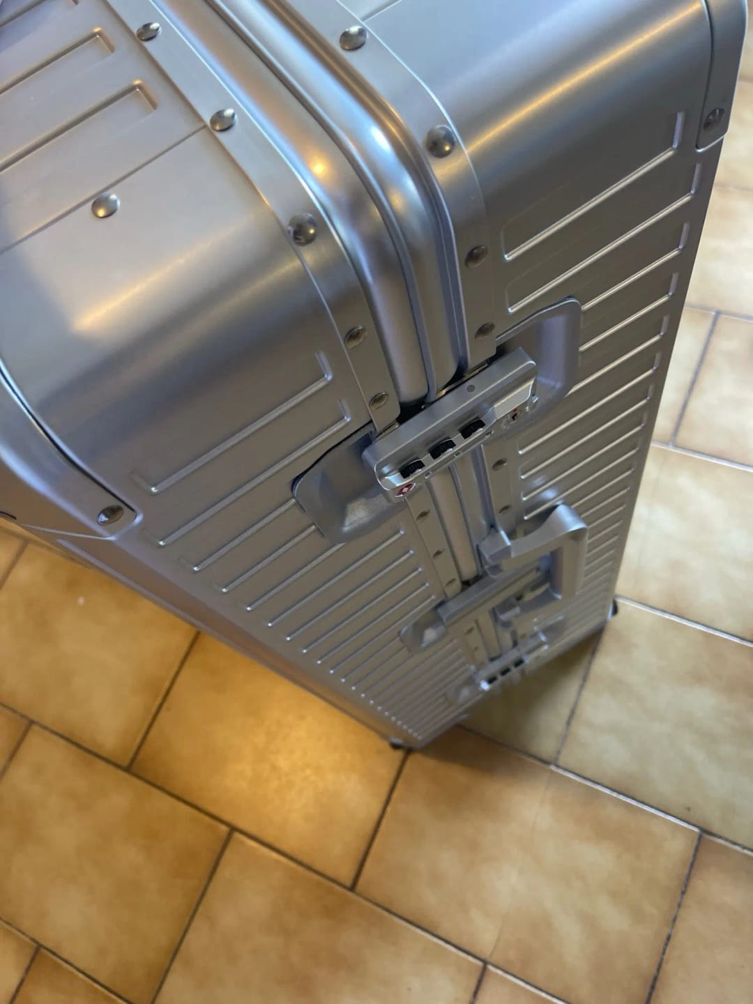 Customer photo review of Aluminum Trolley Suitcase Waterproof Cabin Luggage — Silver | KIMLUD