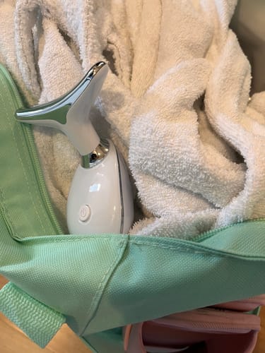 Customer photo review of Brushys - 3in1 LumiLift - Gesichtsmassagegerät