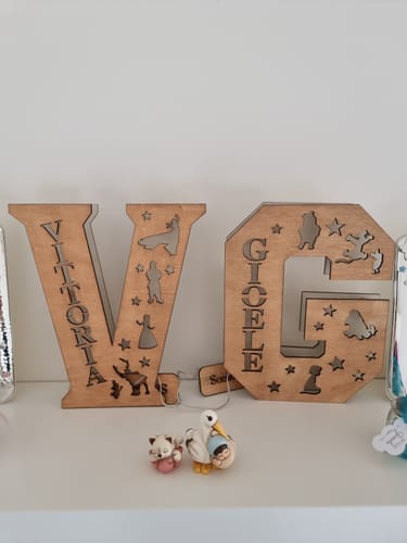 Customer photo review of Lampada in legno personalizzata a forma di lettera con favole