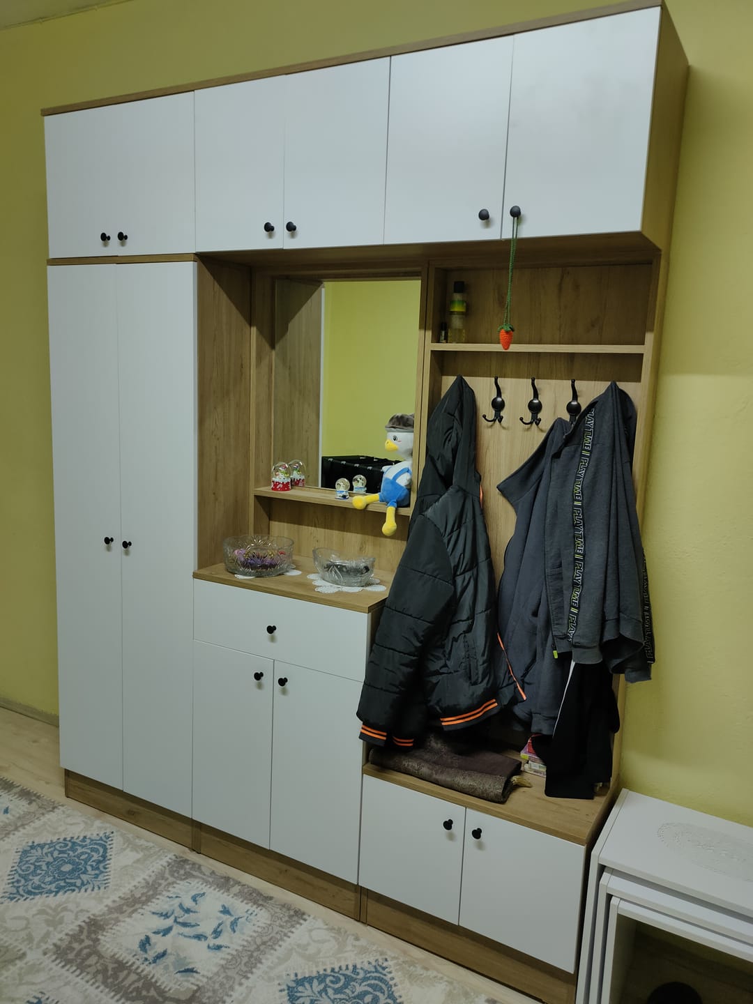 Customer photo review of Rani EA108 Portmanto Çekmeceli Aynalı Askılı Vestiyer Sepet Ceviz - Beyaz