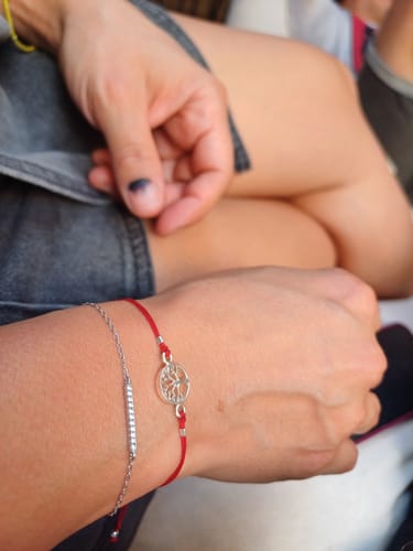 Customer photo review of PULSERA HILO ROJO ÁRBOL DE LA VIDA PLATA