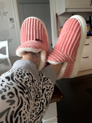 Customer photo review of HappyFlops Cozy