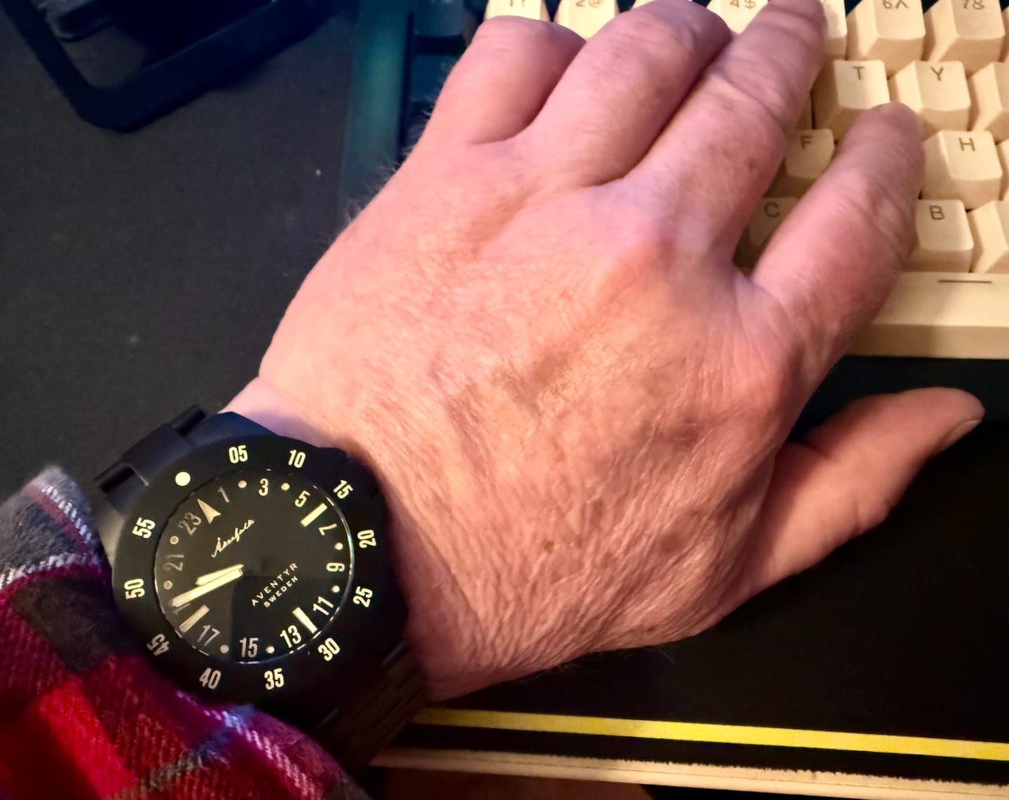 Customer photo review of Aventyr 24-Hour Vanta Black