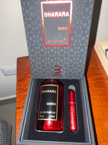 Reseña con foto de un cliente sobre Perfume BHARARA QUEEN Edp 100 ML
