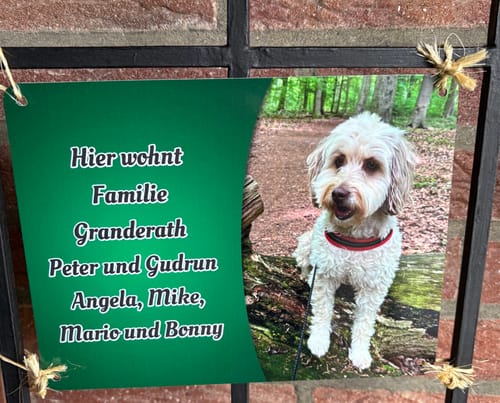 Customer photo review of Hunde-Türschild personalisiert mit Foto & Text (UV- und wetterfest)