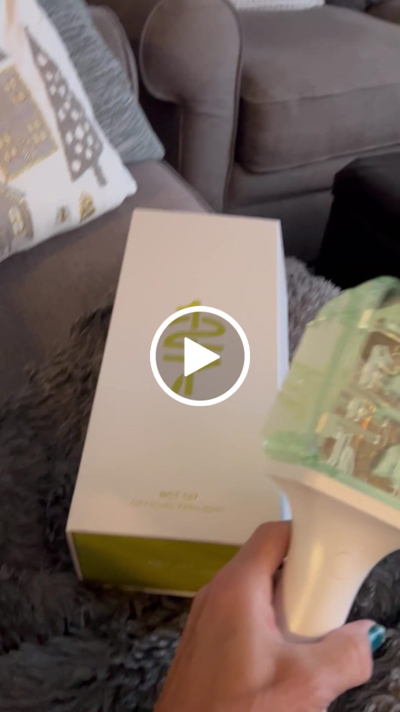 Customer video review of NCT 127 - OFFICIAL FANLIGHT