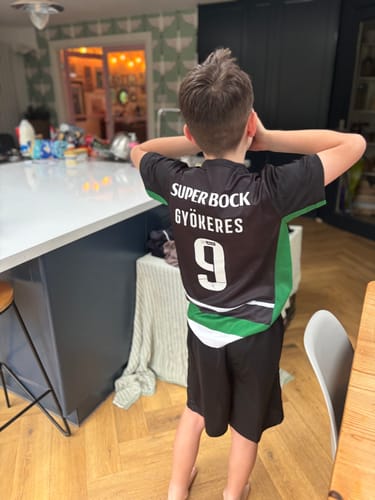Customer photo review of Viktor Gyökeres Kids Size Sporting CP Lisbon Home 2024-2025 Children Jersey