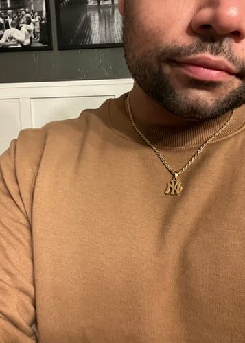 Customer photo review of NY Yankees 18k Gold Rope Chain Necklace