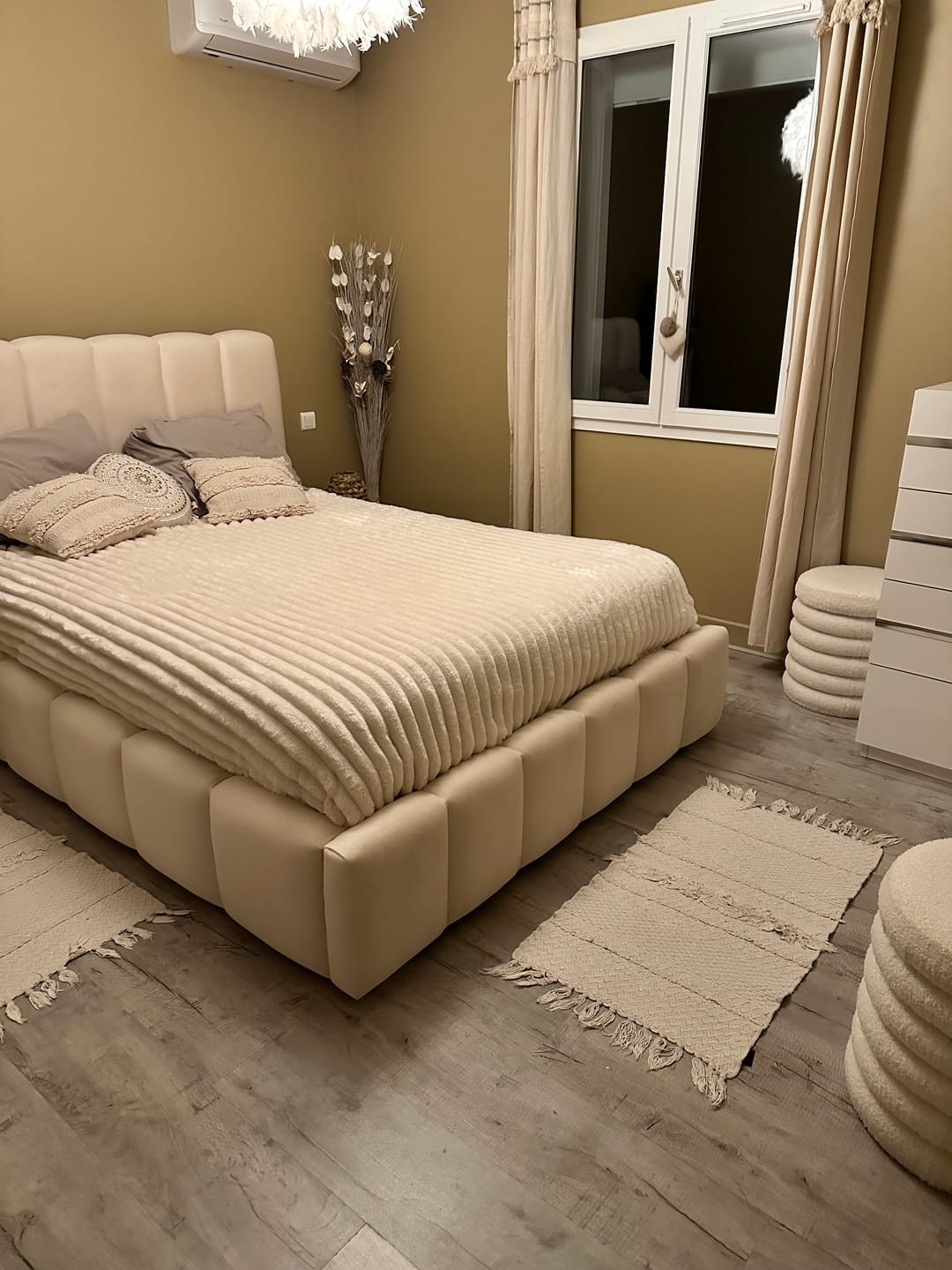 Customer photo review of Lit coffre design avec tête de lit matelassée - JADE