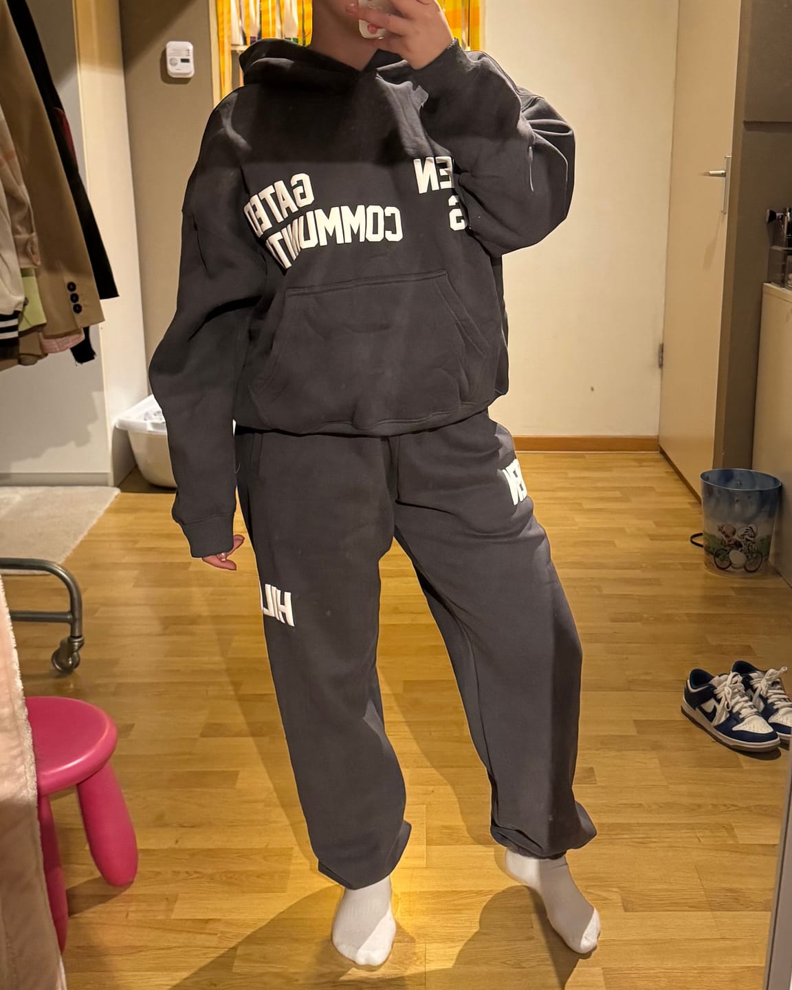 Kundenbewertung mit Foto von GATED COMMUNITY SWEATPANTS DARK GREY