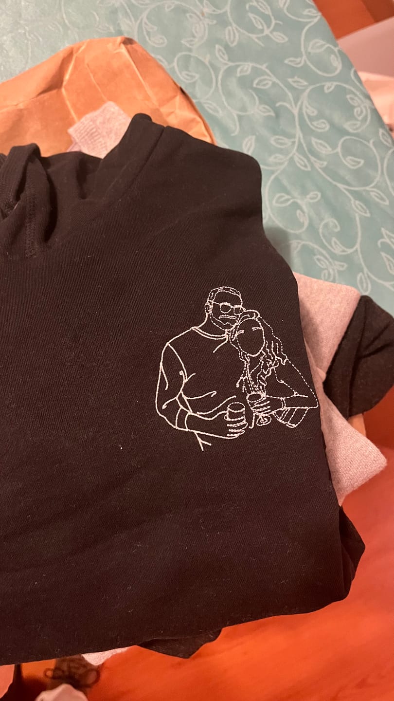 Customer photo review of Hoodie Retrato Line Art Personalizável