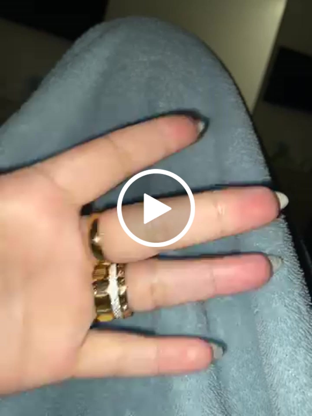 Customer video review of Aliança Anatômica Banhado em Ouro 18K